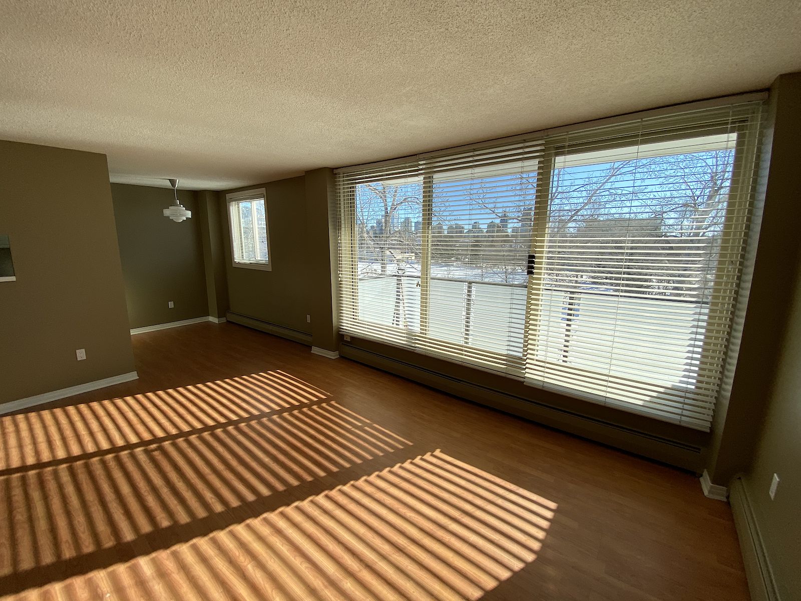 Calgary 1 bedroom Apartment for rent. Property photo: 412629-1