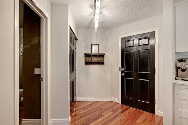 Entryway Calgary 1 bedroom Condo Unit for rent. Property photo: 415977-2