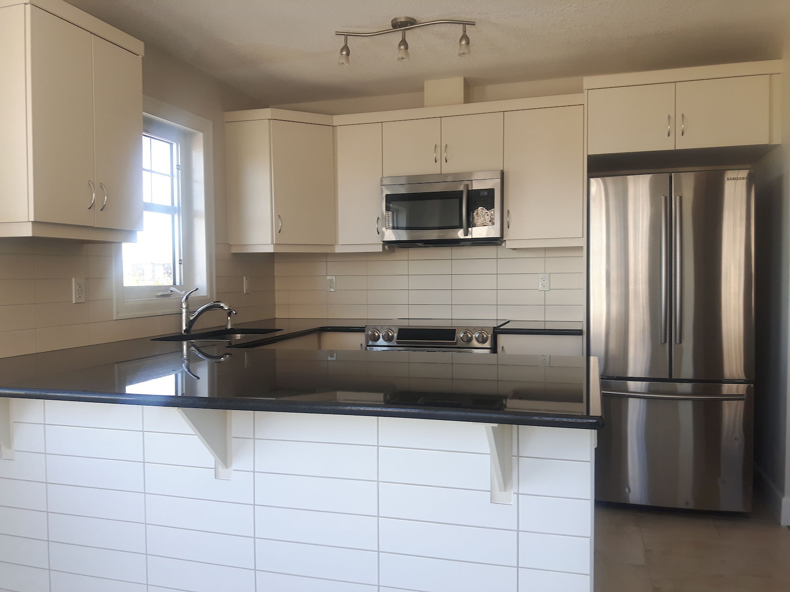 Calgary 4 bedrooms House for rent. Property photo: 417371-1
