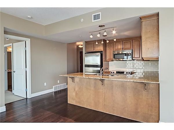 Calgary 2 + Den bedrooms Condo Unit for rent. Property photo: 420758-2