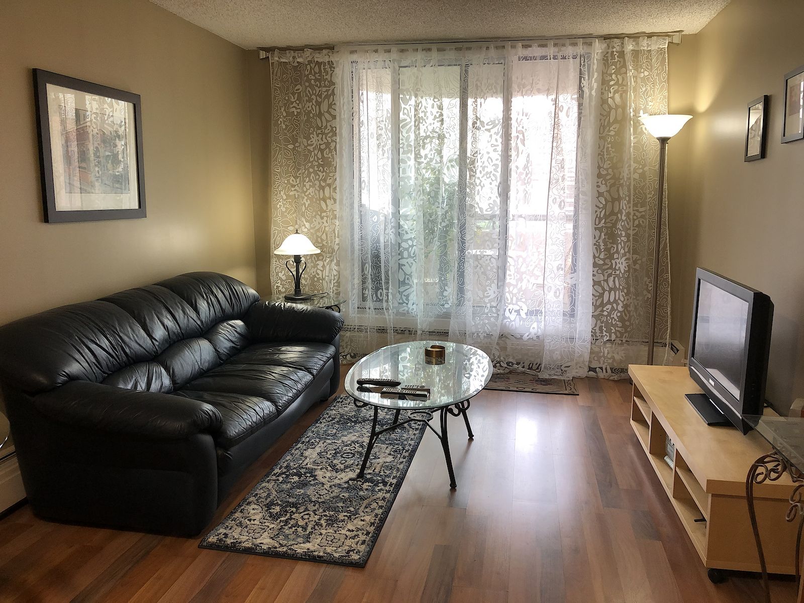 Living+room Calgary 1 bedroom Condo Unit for rent. Property photo: 421882-1