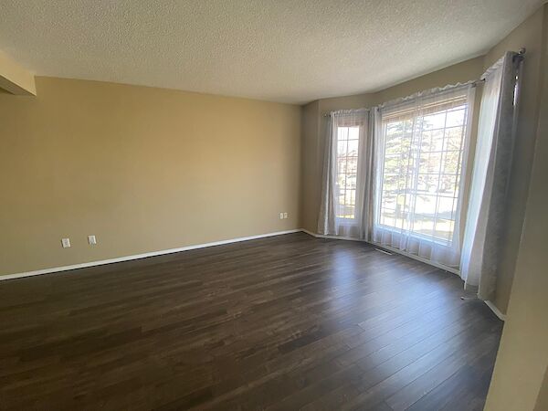 Calgary 3 bedrooms House for rent. Property photo: 42495-2