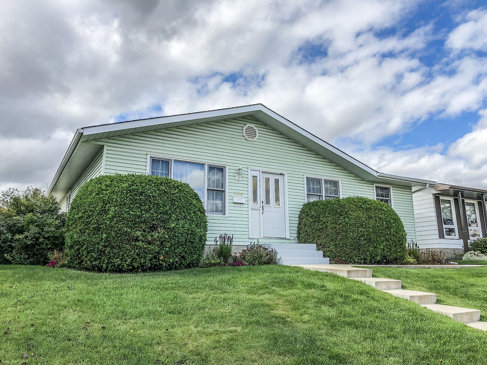 Calgary 4 bedrooms House for rent. Property photo: 425959-1
