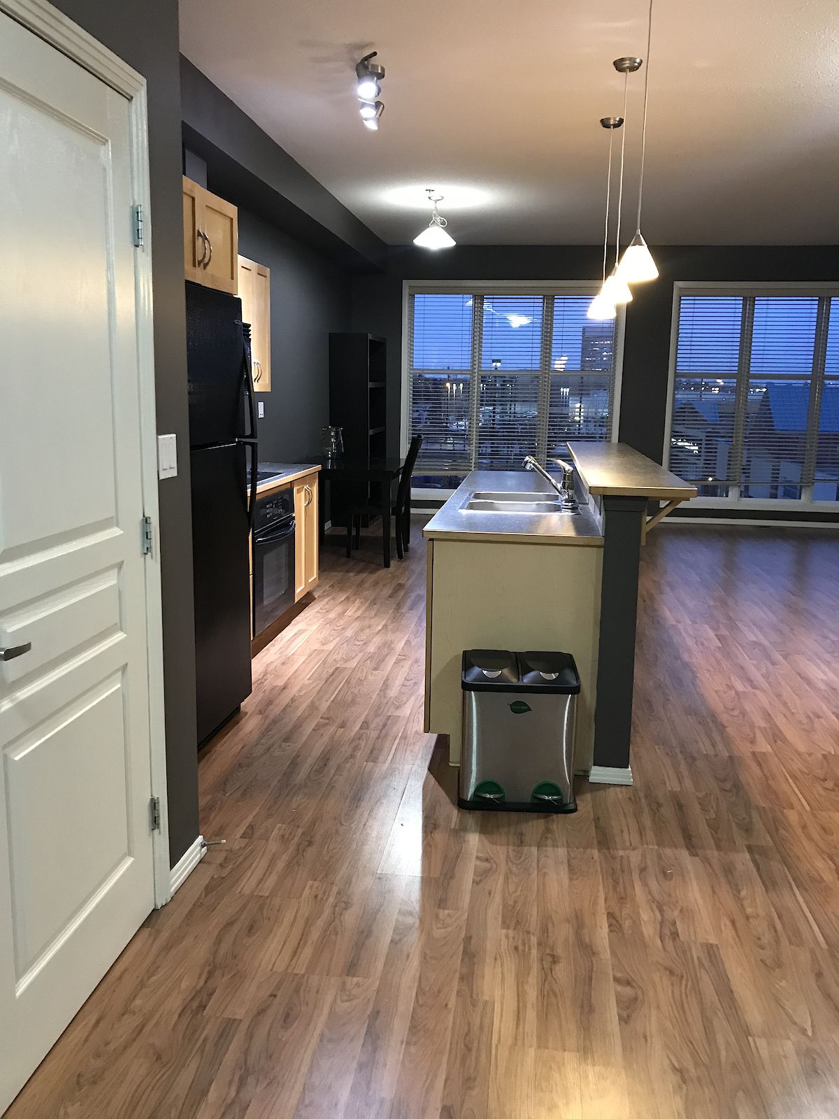 Edmonton 2 bedrooms Condo Unit for rent. Property photo: 432740-1