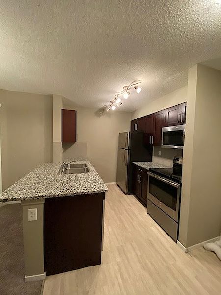 Calgary 2 + Den bedrooms Condo Unit for rent. Property photo: 439313-2