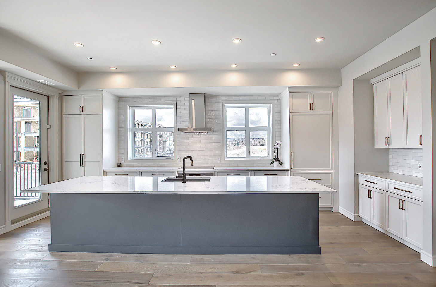 Calgary 2 + Den bedrooms Condo Unit for rent. Property photo: 447155-1
