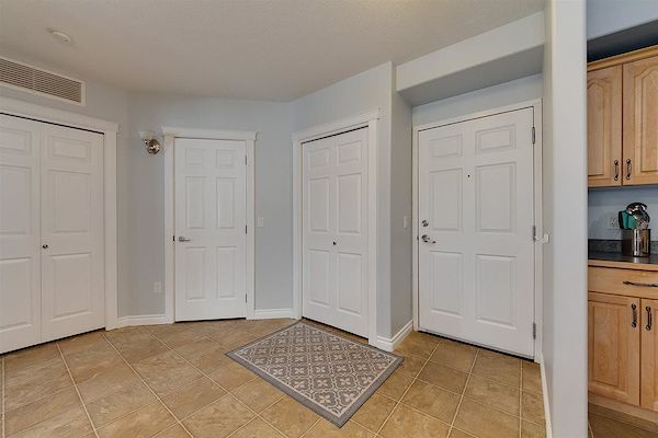 Edmonton 2 bedrooms Condo Unit for rent. Property photo: 448236-2