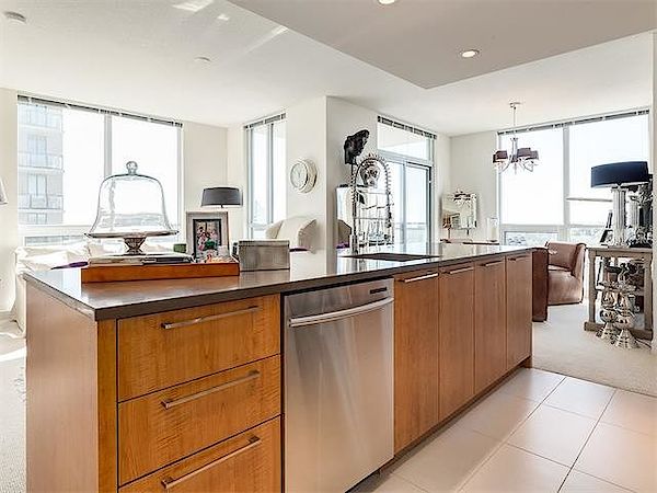 Kitchen Calgary 2 bedrooms Condo Unit for rent. Property photo: 452036-3