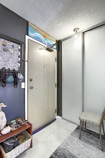 Calgary 2 bedrooms Condo Unit for rent. Property photo: 452309-2