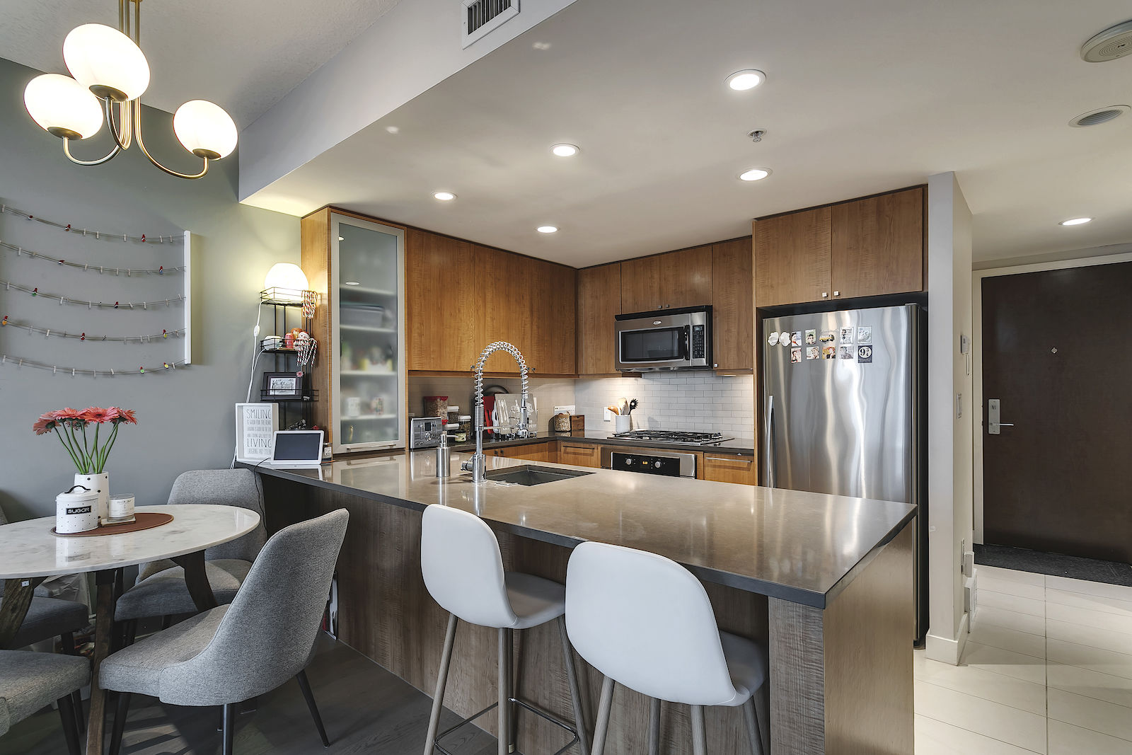 Kitchen+area Calgary 1 bedroom Condo Unit for rent. Property photo: 453163-1