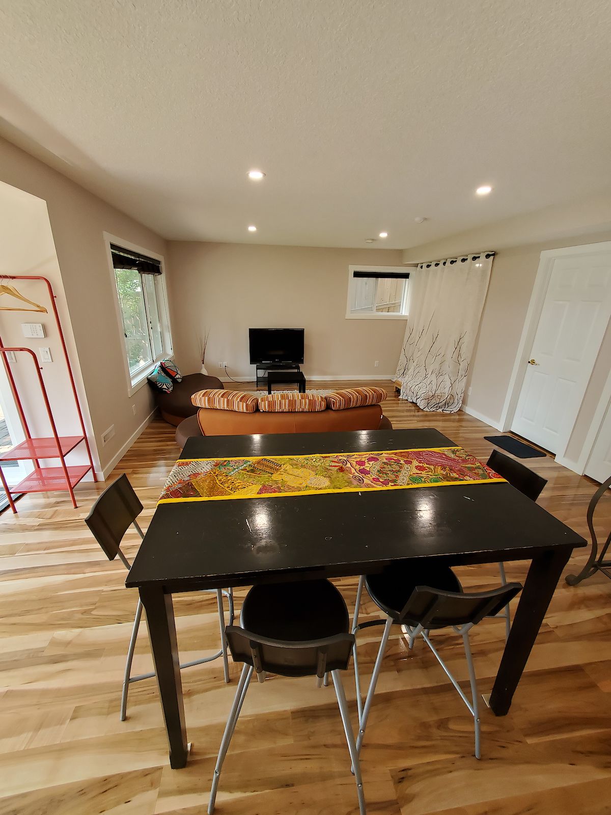 Calgary studio Basement for rent. Property photo: 458406-1