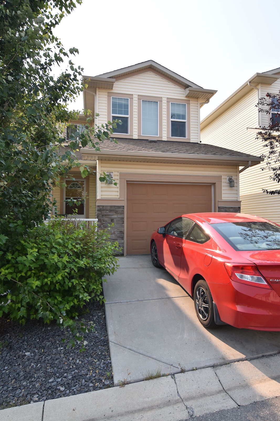 Cochrane 2 + Den bedrooms Townhouse for rent. Property photo: 458488-1