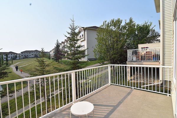 Cochrane 2 + Den bedrooms Townhouse for rent. Property photo: 458488-3