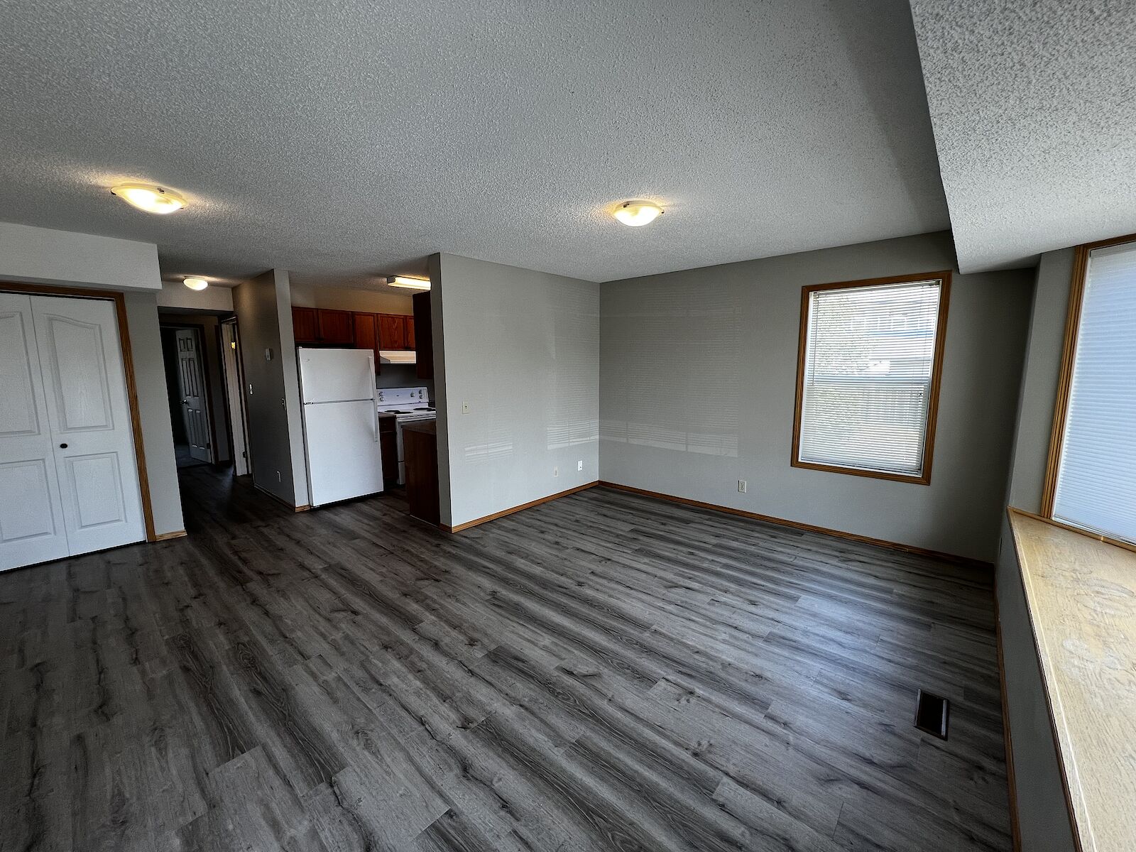 Strathmore 2 bedrooms Condo Unit for rent. Property photo: 460600-1