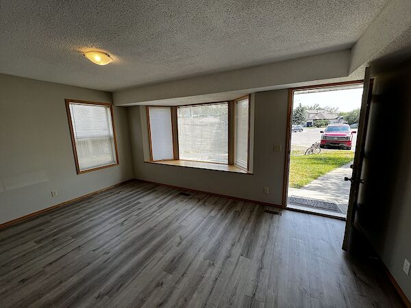 Strathmore 2 bedrooms Condo Unit for rent. Property photo: 460600-2