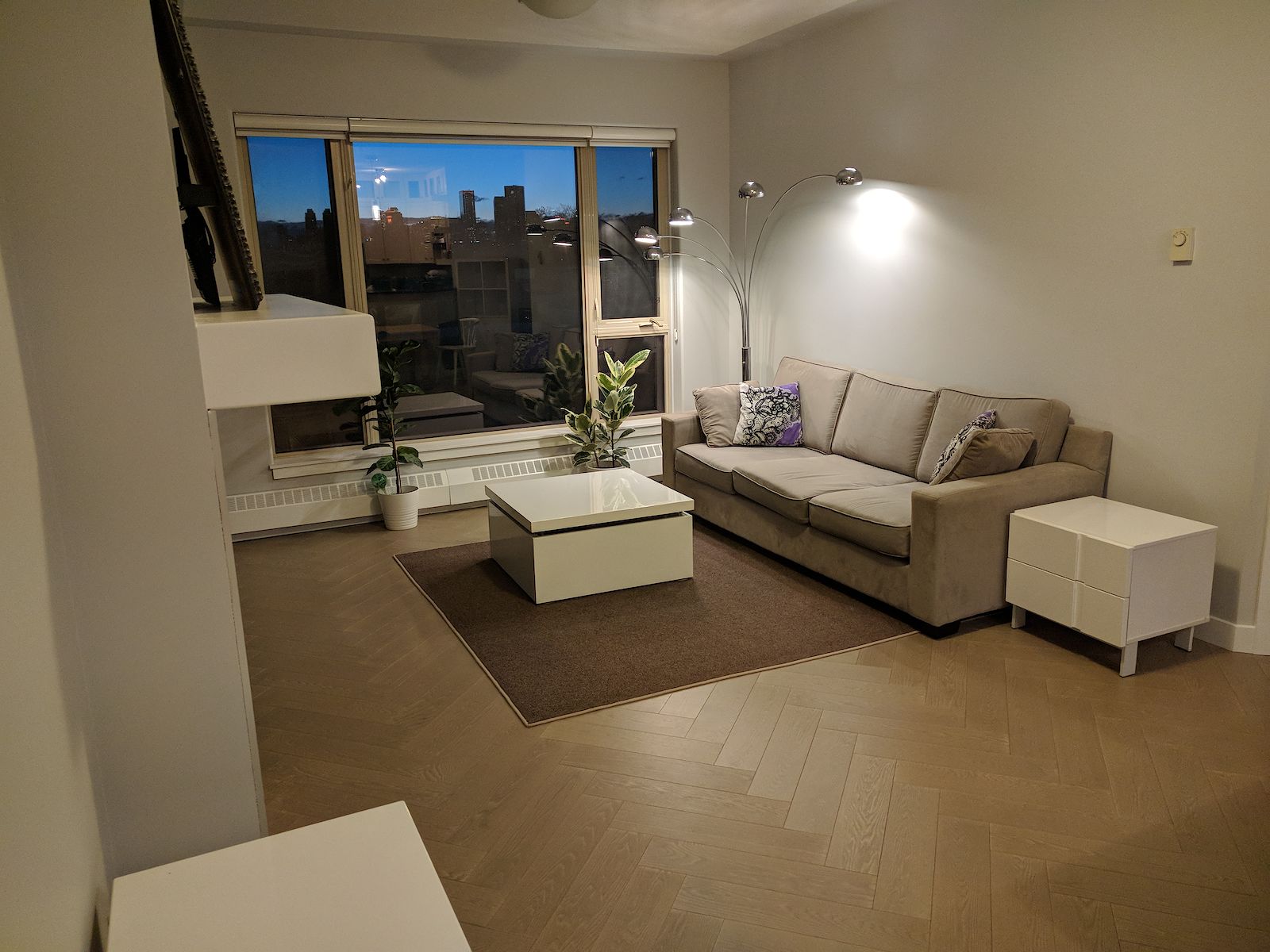 Calgary 2 + Den bedrooms Condo Unit for rent. Property photo: 461806-1