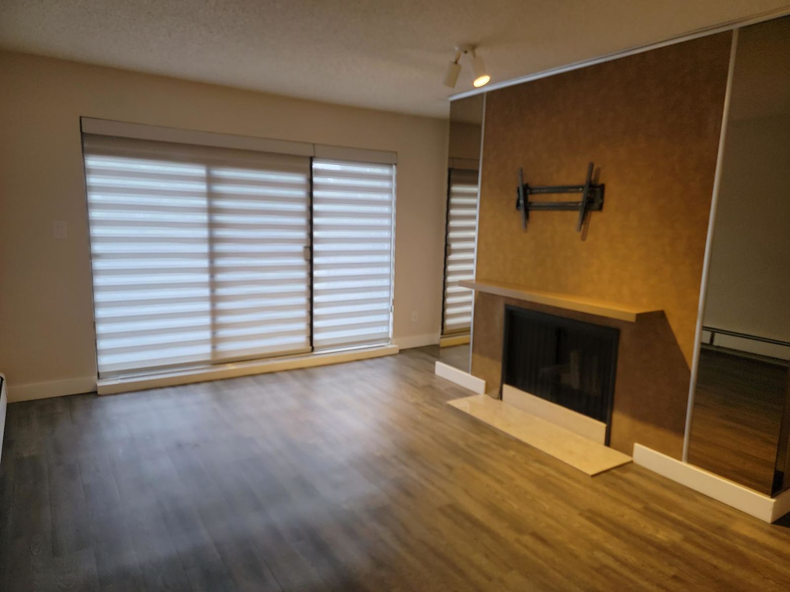 Calgary 2 bedrooms Condo Unit for rent. Property photo: 462306-1