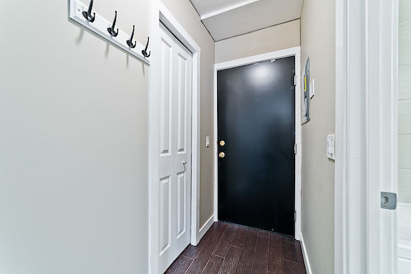 Calgary 1 bedroom Condo Unit for rent. Property photo: 466125-3