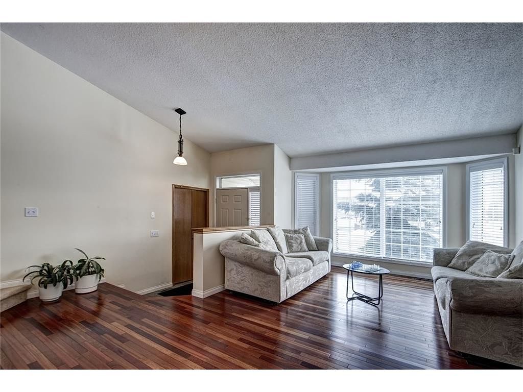 Calgary 3 + Den bedrooms House for rent. Property photo: 467586-1