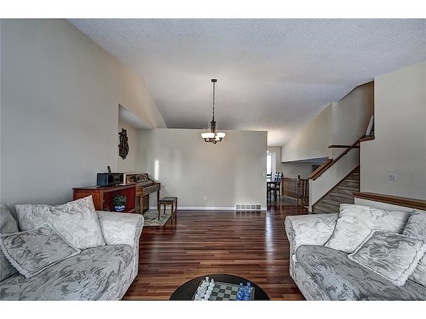 Calgary 3 + Den bedrooms House for rent. Property photo: 467586-2
