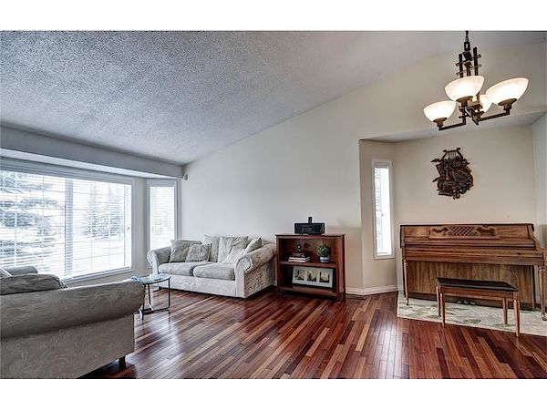 Calgary 3 + Den bedrooms House for rent. Property photo: 467586-3