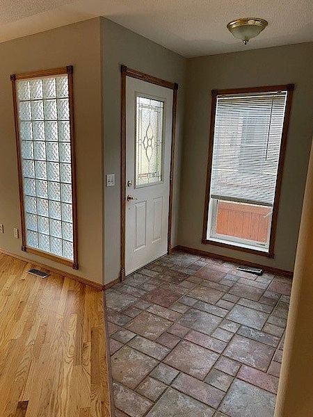 Calgary 5 bedrooms Duplex for rent. Property photo: 468330-3