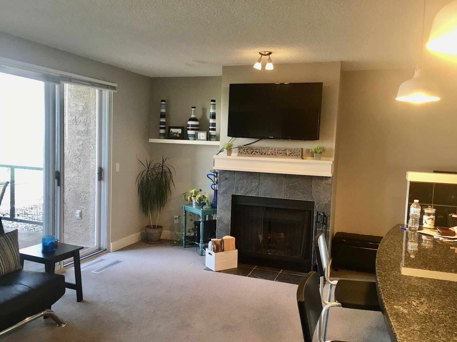 living+room+and+fireplace Calgary 1 bedroom Condo Unit for rent. Property photo: 472061-1