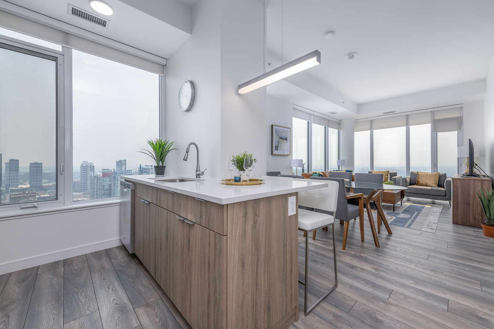 Calgary 2 bedrooms Condo Unit for rent. Property photo: 472877-1