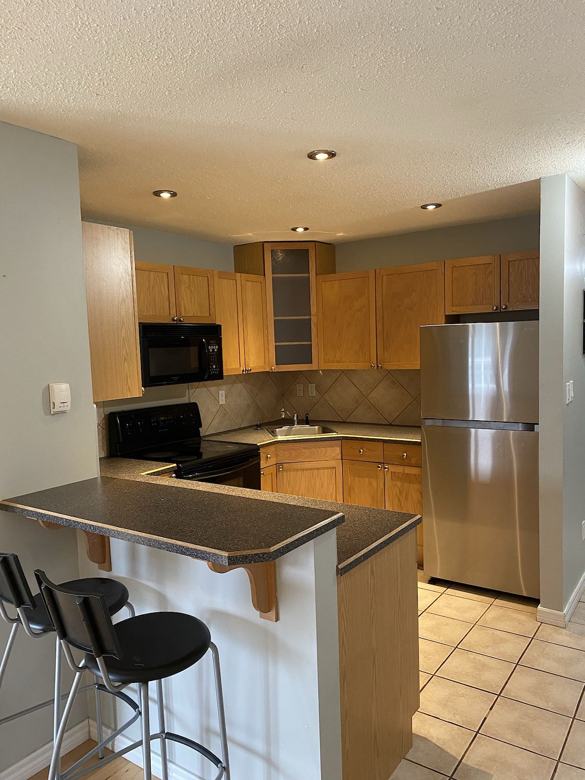 Edmonton 2 bedrooms Condo Unit for rent. Property photo: 476710-1