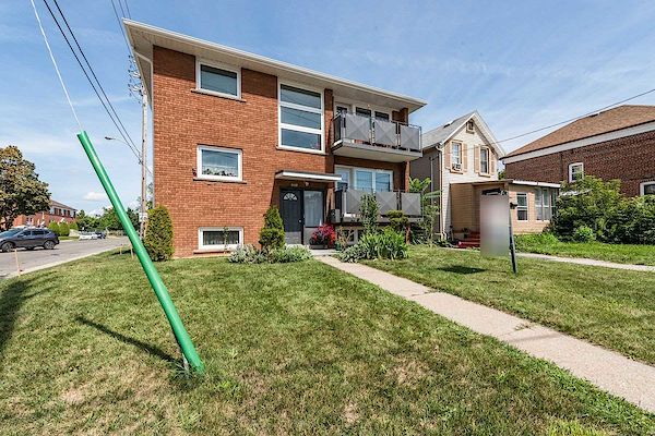 Toronto 3 bedrooms Triplex for rent. Property photo: 478827-3