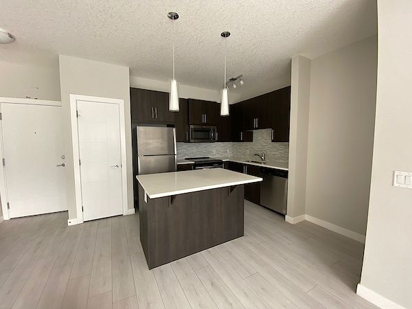Calgary 2 + Den bedrooms Condo Unit for rent. Property photo: 480416-2