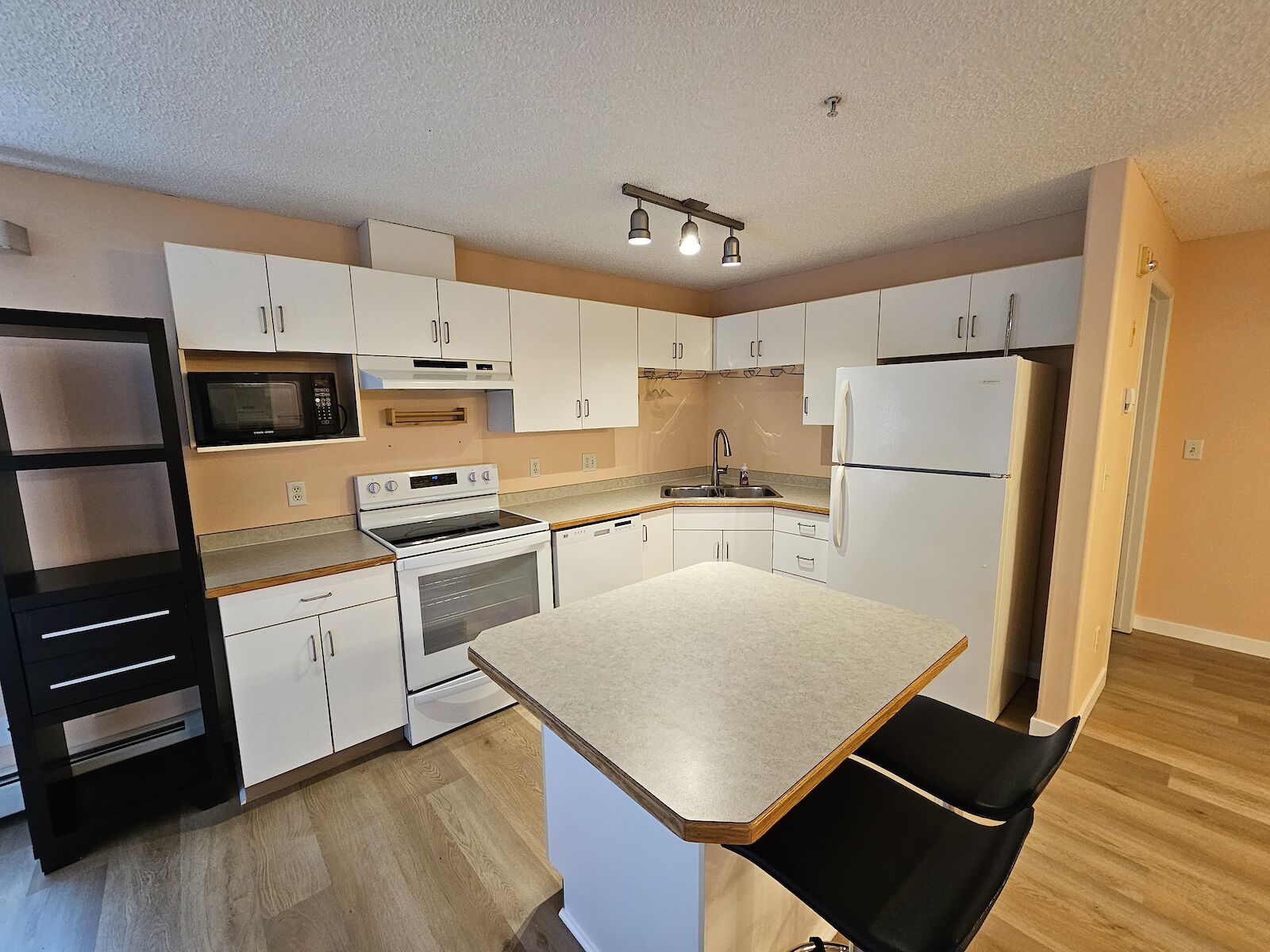Edmonton 2 bedrooms Condo Unit for rent. Property photo: 481803-1