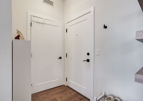 Calgary 2 bedrooms Condo Unit for rent. Property photo: 487978-2