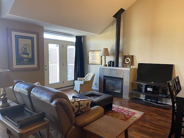 Spacious+LR+%26amp%3B+Gas+Fireplace Calgary 1 bedroom Condo Unit for rent. Property photo: 488380-2