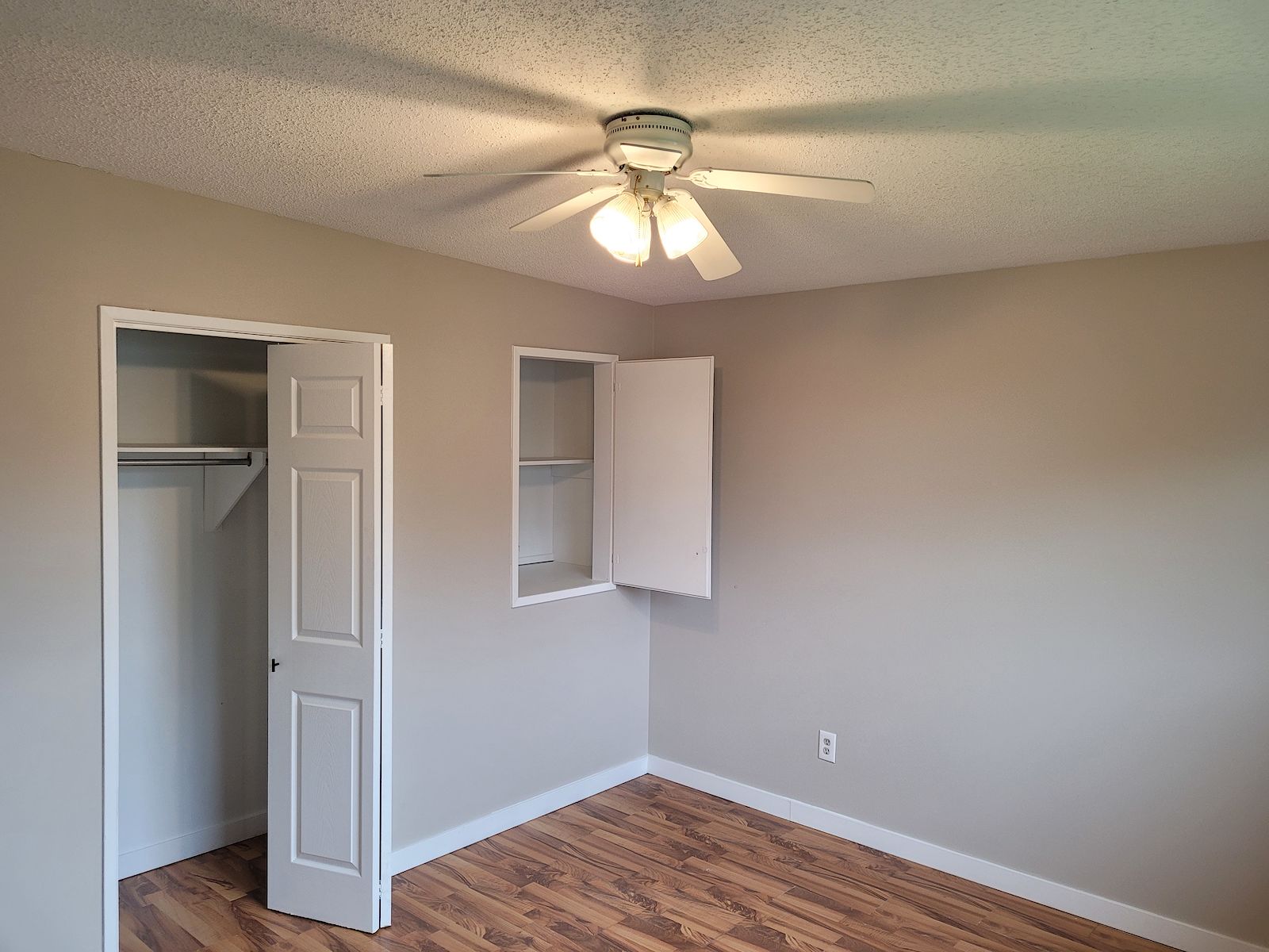 Main+Bedroom Calgary 2 bedrooms Main Floor for rent. Property photo: 493499-1