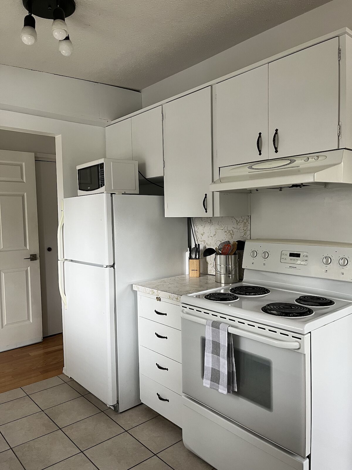 Calgary 3 bedrooms Main Floor for rent. Property photo: 494062-1