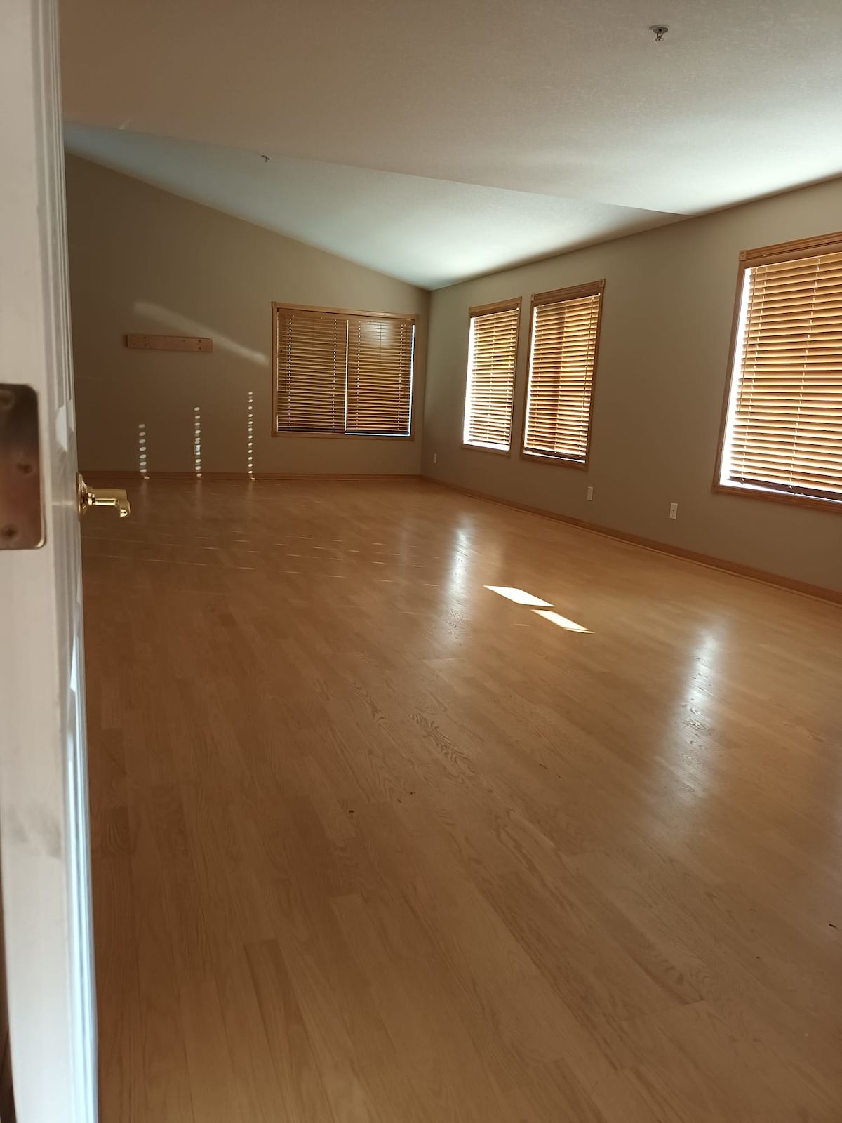 Calgary 2 bedrooms Main Floor for rent. Property photo: 494849-1