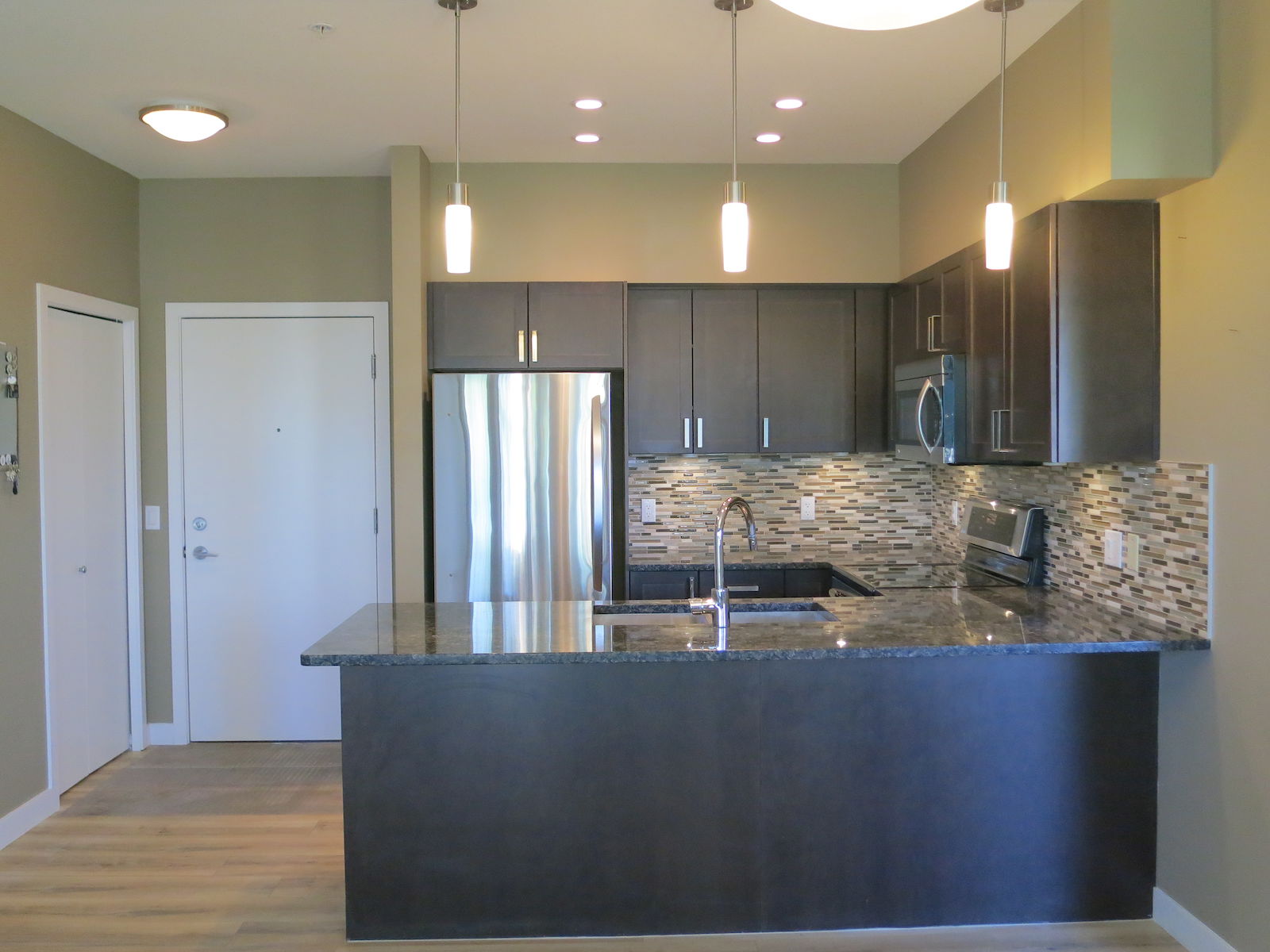 Calgary 2 + Den bedrooms Condo Unit for rent. Property photo: 496001-1