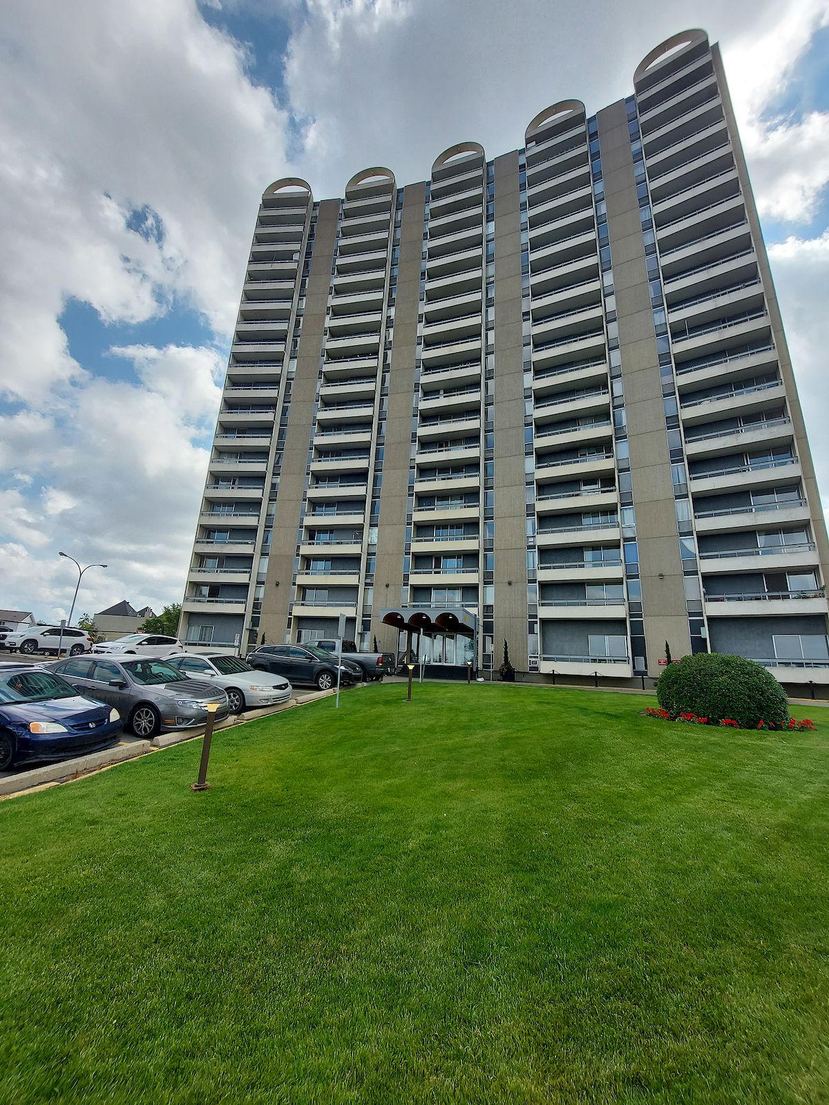 Strathconahouse-+109+%26amp%3B+Saskatchewan+Drive Edmonton 1 bedroom Condo Unit for rent. Property photo: 496375-1