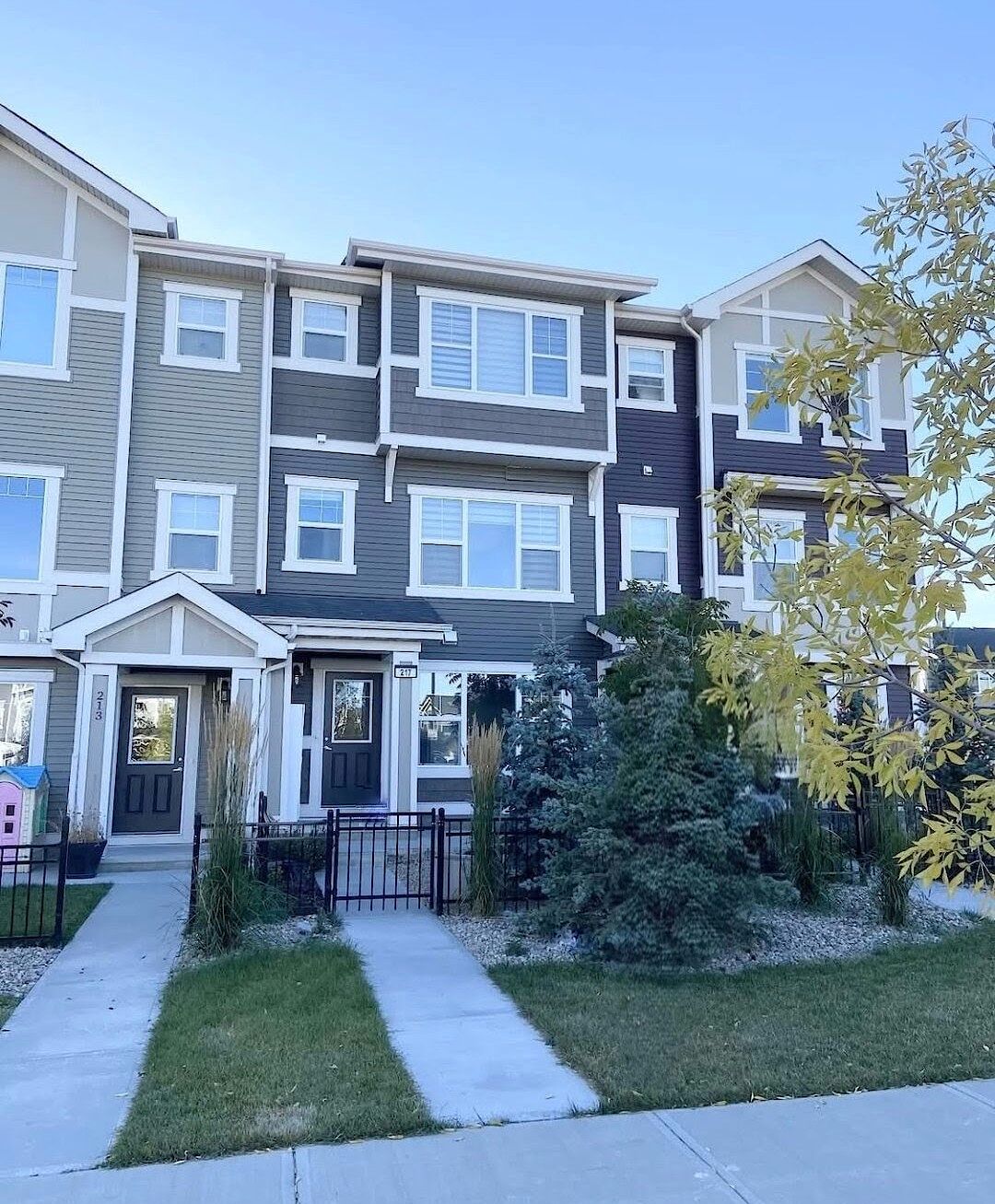 Cochrane 3 + Den bedrooms Townhouse for rent. Property photo: 504695-1