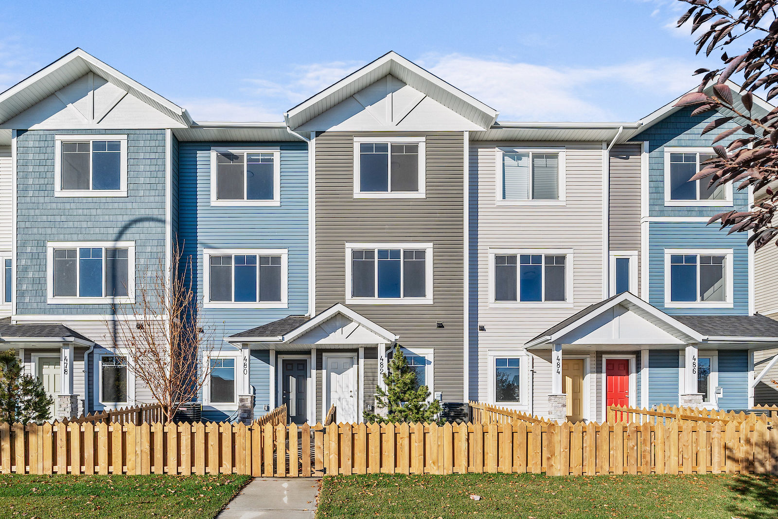 Airdrie 2 + Den bedrooms Townhouse for rent. Property photo: 505042-1