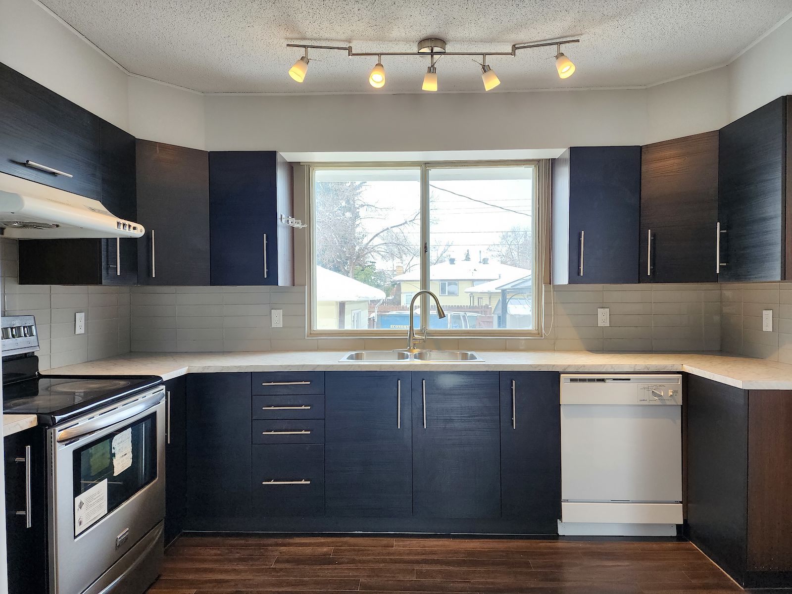 Calgary 4 + Den bedrooms House for rent. Property photo: 505921-1