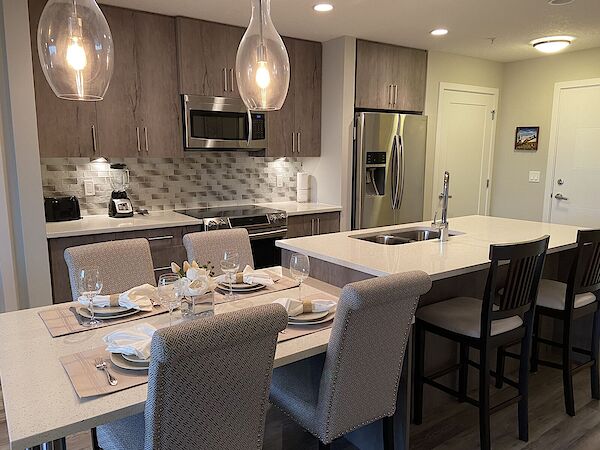 Kitchen+Island+and+Dining+Area Calgary 2 bedrooms Condo Unit for rent. Property photo: 507273-3