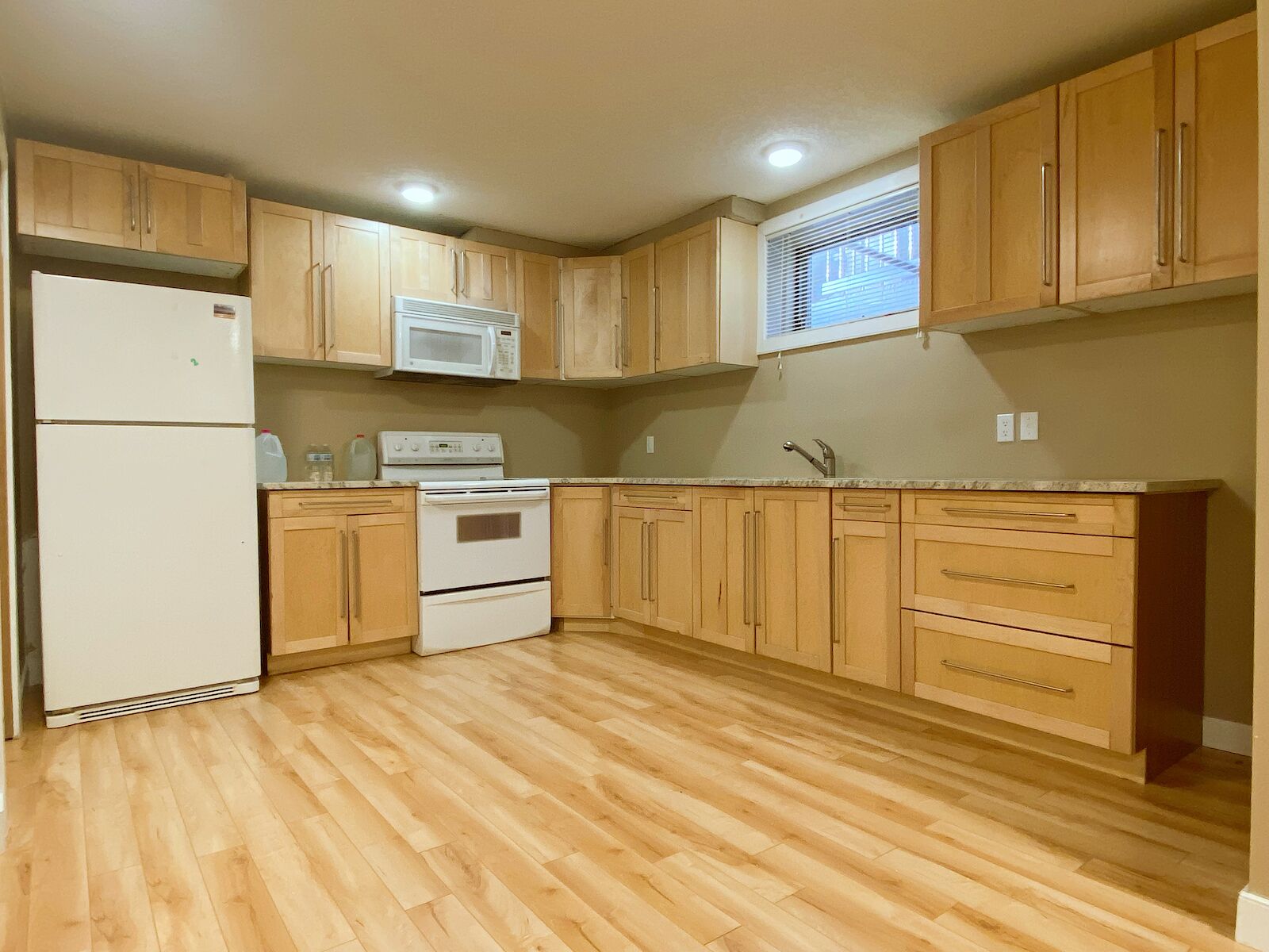 kitchen Calgary 1 bedroom Basement for rent. Property photo: 508268-1