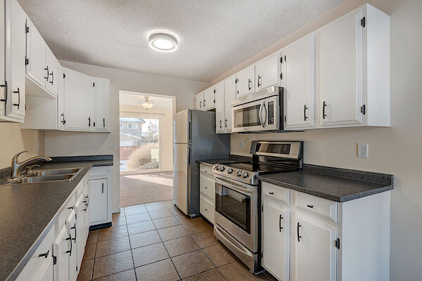 Calgary 3 bedrooms House for rent. Property photo: 508679-3