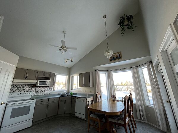 Kitchen+with+Nook Edmonton 4 + Den bedrooms House for rent. Property photo: 508915-2