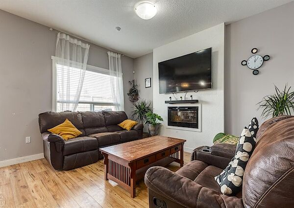 Airdrie 3 + Den bedrooms Duplex for rent. Property photo: 510931-2