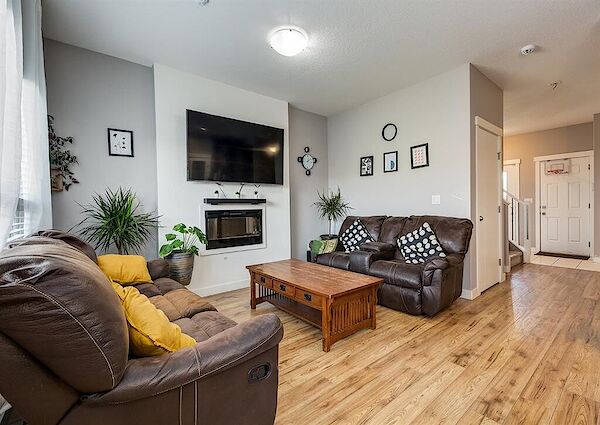 Airdrie 3 + Den bedrooms Duplex for rent. Property photo: 510931-3