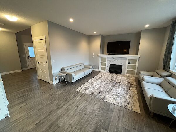 Calgary 4 + Den bedrooms House for rent. Property photo: 513903-3