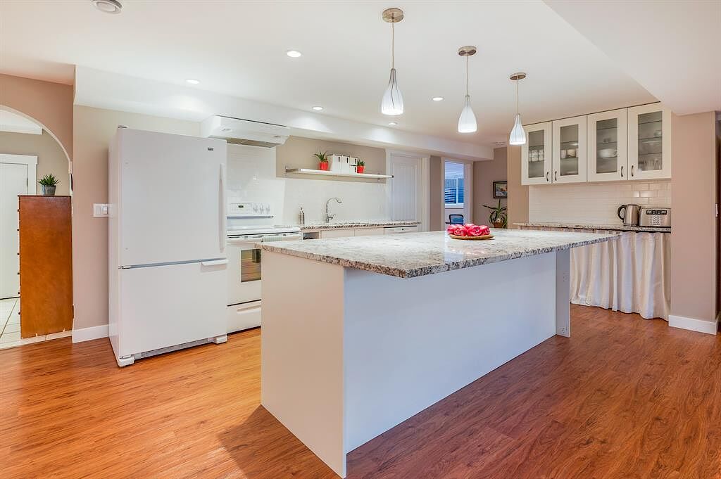 Stylish+kitchen+including+massive+bar+for+entertaining+and+cooking Calgary 2 bedrooms Basement for rent. Property photo: 516172-1